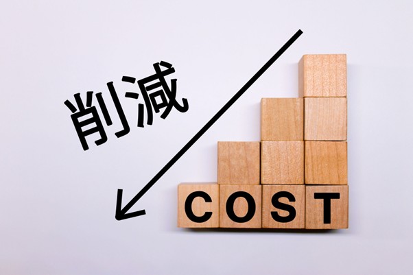 コスト削減を示す積み木