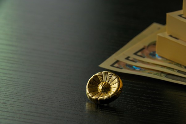 弁護士バッジと一万円札