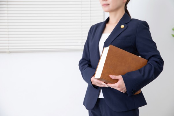 書籍を持つ女性弁護士