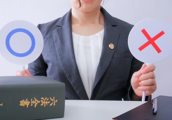 ○×マークを持つ女性弁護士