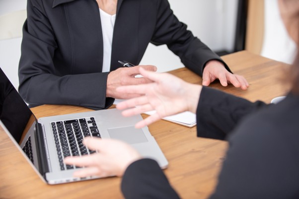 話し合うビジネスマン