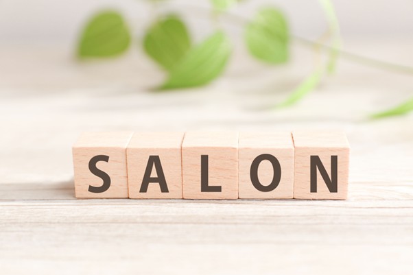 SALONと書かれた積み木