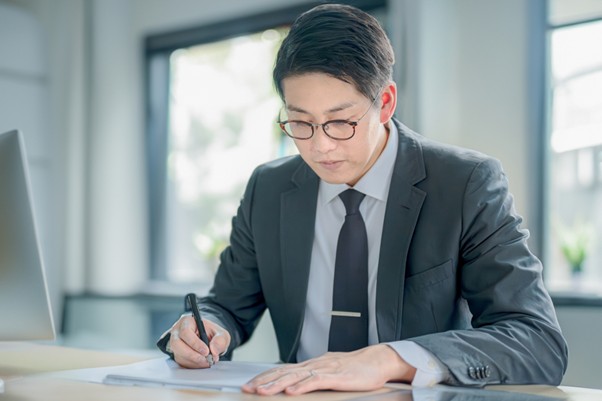 ペンで書こうとするビジネスマン