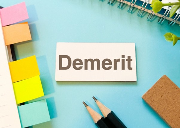 デメリットと書かれた紙とふせんのついたノート