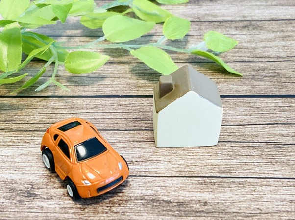 家と車の模型