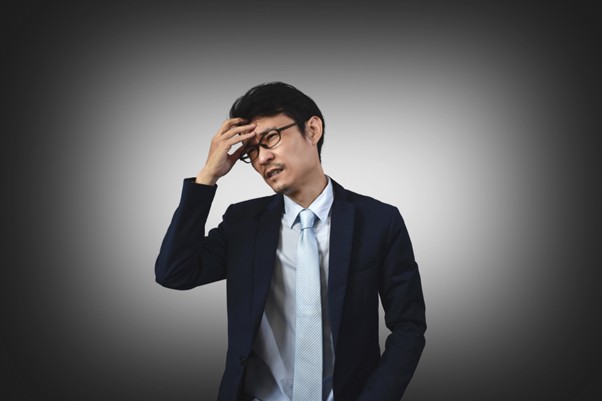悩むビジネスマン