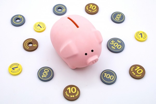 豚の貯金箱と硬貨