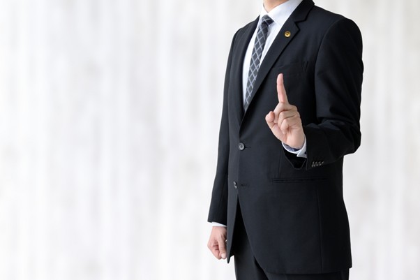 指を立てる男性弁護士