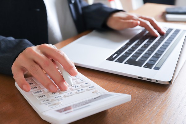 PCと電卓を使う人