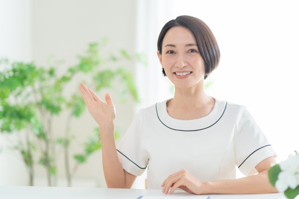 手をあげて示す女性