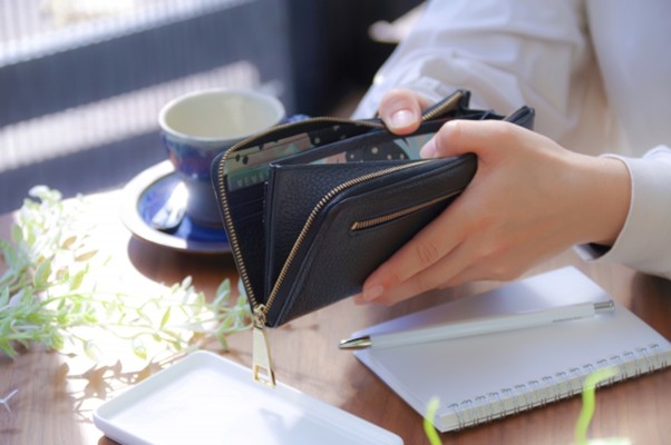 財布を開く女性
