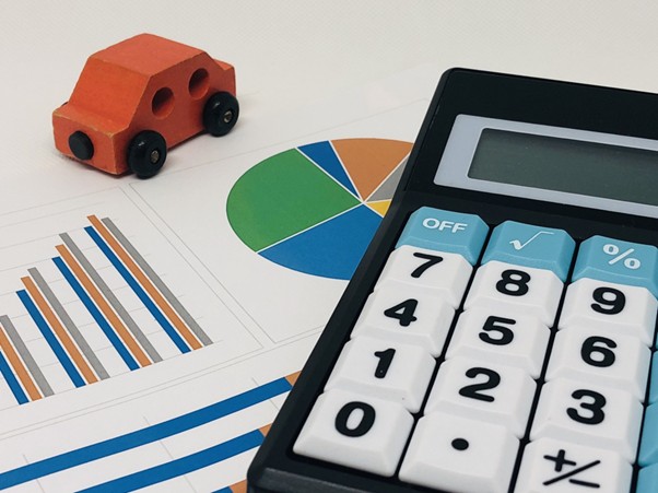 電卓と車のおもちゃ