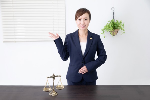 天秤と女性弁護士