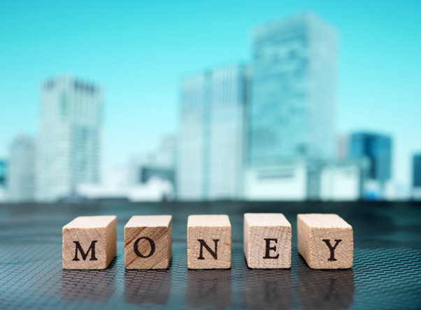 MONEYと書かれた積み木