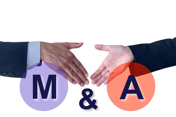 M＆Aの文字と握手する男女