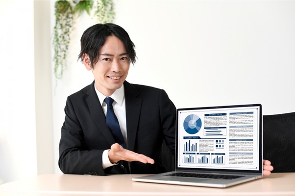 PCで資料を見せるビジネスマン