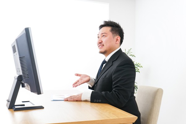 PCと説明するビジネスマン