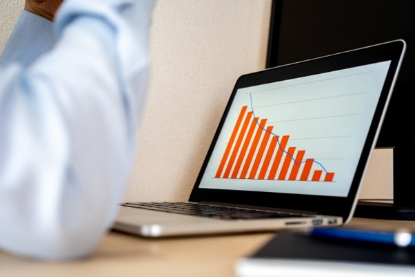 PC画面を見るビジネスマン