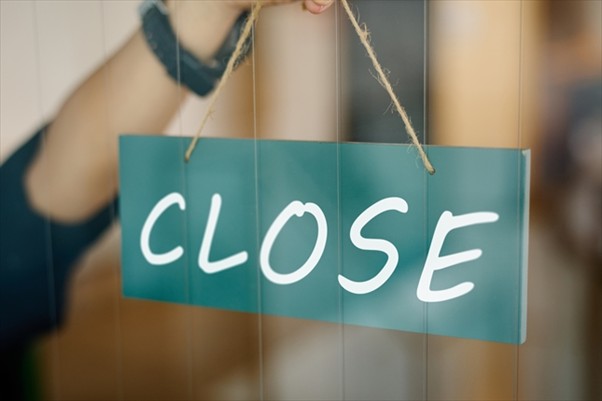 closeを掲げる手