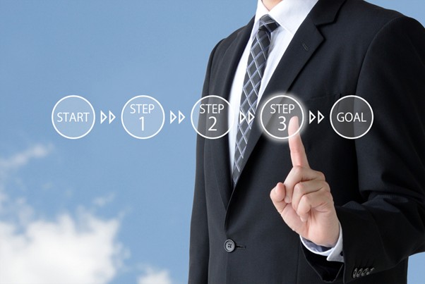 ステップと指を立てるビジネスマン