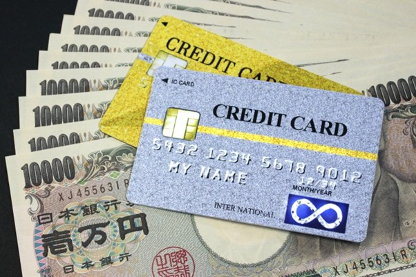 1万円札とクレジットカード