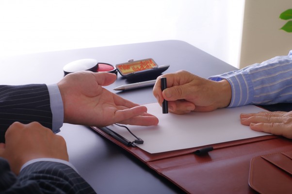 書類に印鑑を押す人