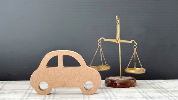 車の置物と天秤