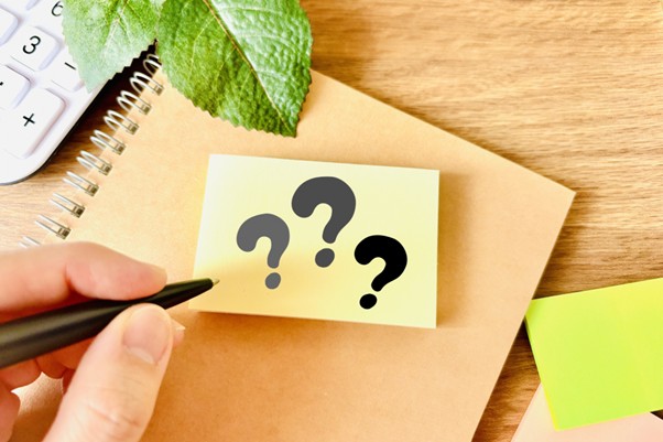 はてなマークが書かれたふせん