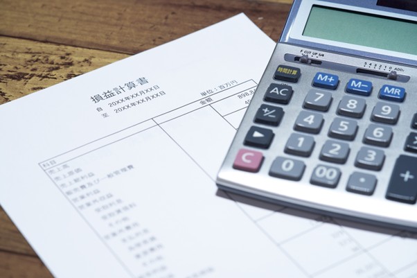 損益計算書と電卓