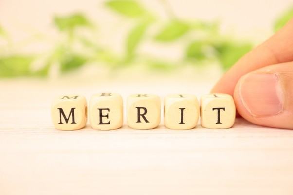 メリットが書かれた積み木