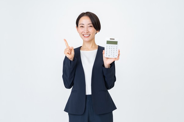 電卓を持つスーツ姿の女性