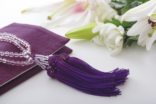 お悔やみの花と袱紗・数珠