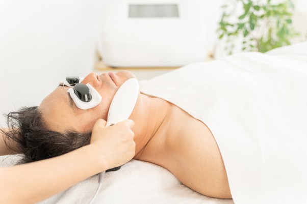 エステ施術中の男性