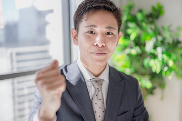 ガッツポーズをするビジネスマン