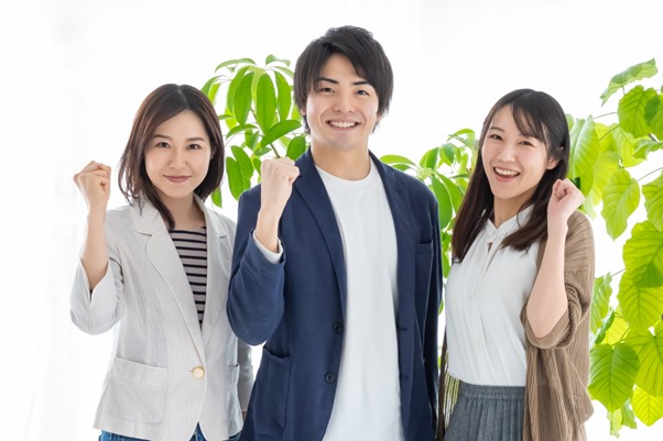 ガッツポーズをする男女