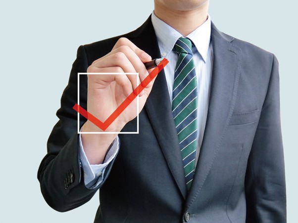 チェックをつけるビジネスマン