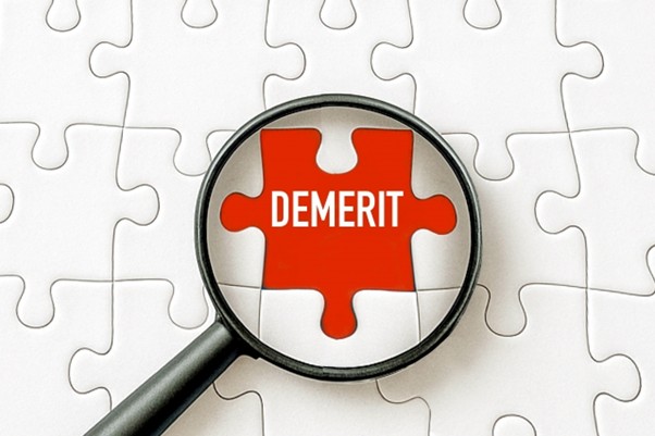 デメリットと書かれたパズル