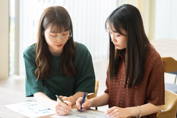 メモをとりあう女性たち