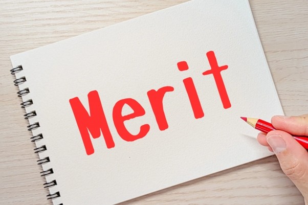 メリットと書かれたメモ帳