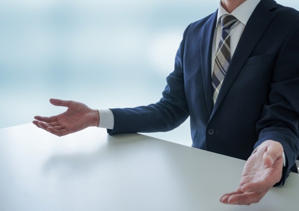 両手を広げるビジネスマン
