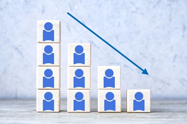 人の絵が描かれた積み木