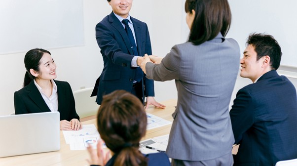 会議中に握手する人