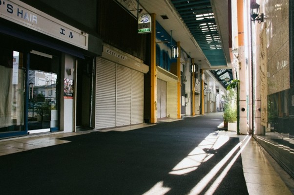 閑散とした商店街