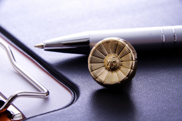 弁護士バッジとペン