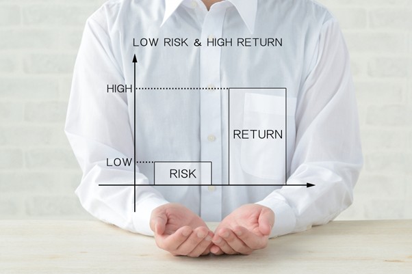 手を差し出す男性