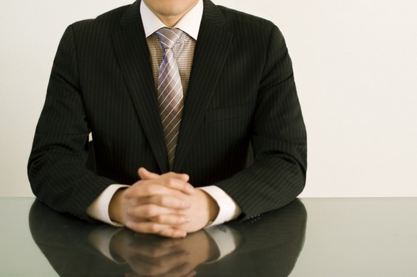 手を組むビジネスマン