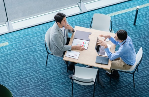 打合せするビジネスマン