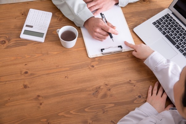 打合せをする人