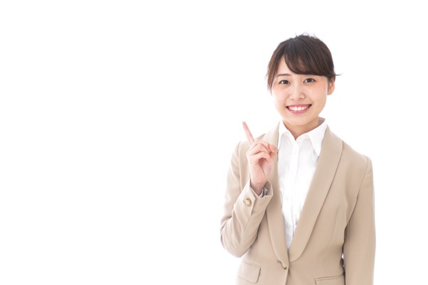 指を立てる女性
