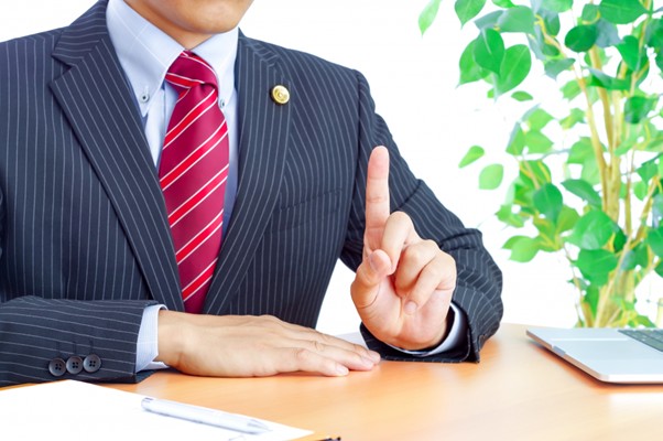 指を立てる弁護士